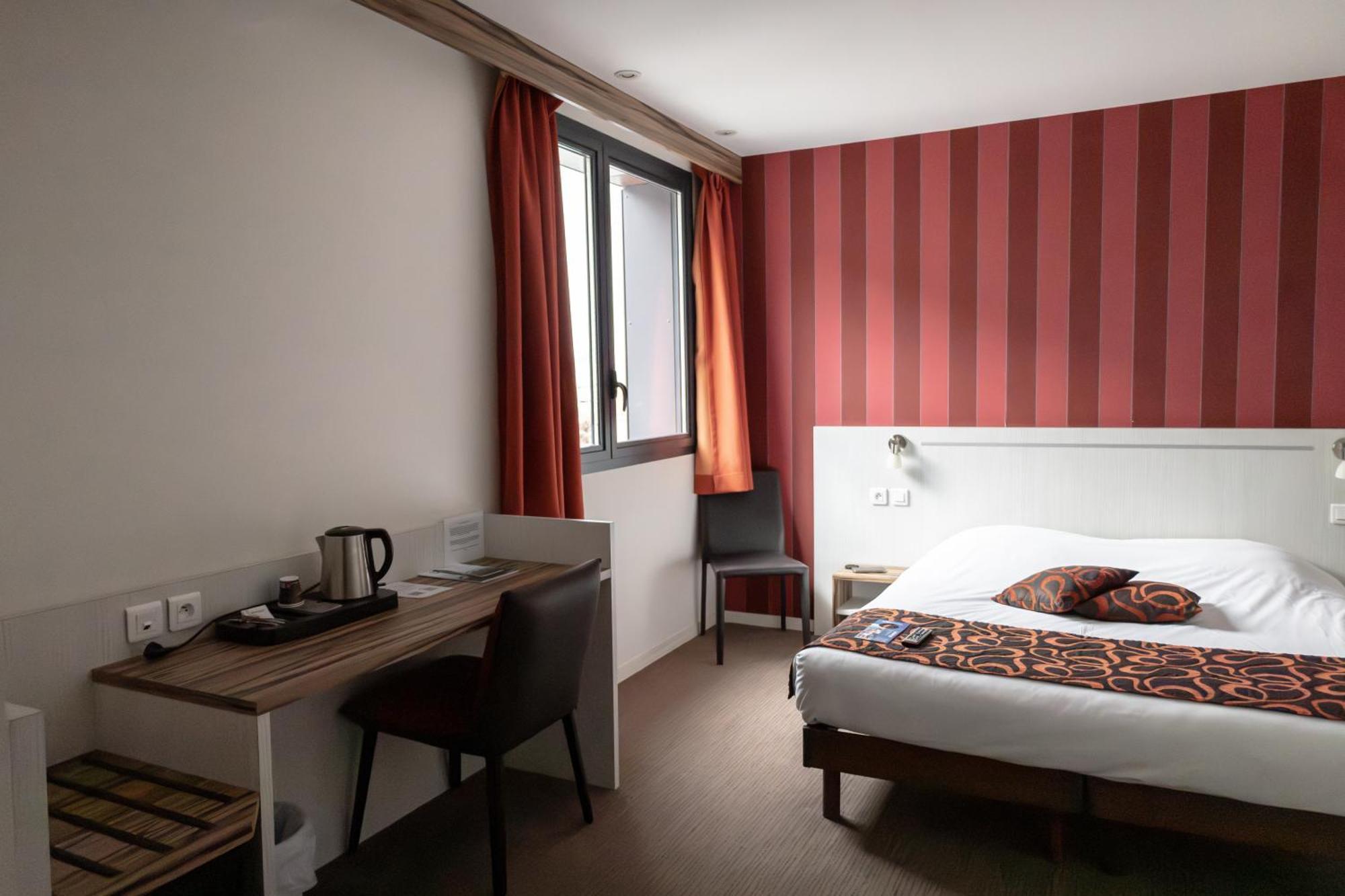 Brit Hotel Confort Saint-Lo Esterno foto